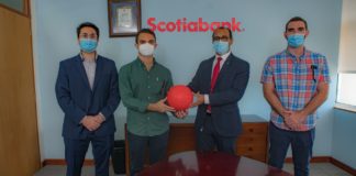 Scotiabank RD realiza donación de balones rojos para practicar fútbol