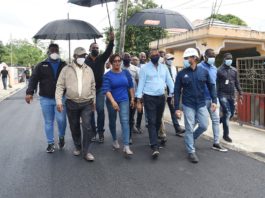 Deligne Ascención supervisa trabajos de asfaltado en Boca Chica