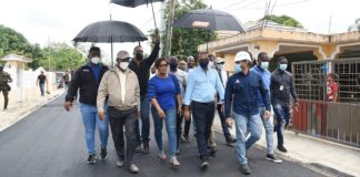 Deligne Ascención supervisa trabajos de asfaltado en Boca Chica