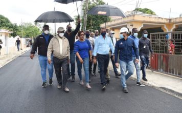 Deligne Ascención supervisa trabajos de asfaltado en Boca Chica