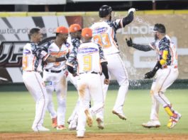 Toros remontan y dejan a los Leones en el terreno