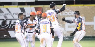 Toros remontan y dejan a los Leones en el terreno