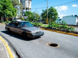 Robo de tapas en las calles: un delito que no para y que causa accidentes a peatones y conductores