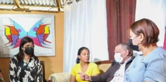 Alcalde Carlos Guzmán dispone ayuda y seguimiento permanente a madre abusada en Cachimán, Villa Mella