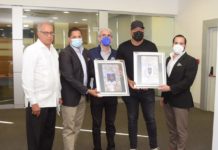 César Valdez es premiado como JMV y Lanzador del año en LIDOM