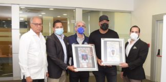 César Valdez es premiado como JMV y Lanzador del año en LIDOM