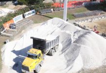 Cibao FC coloca nuevo césped artificial en su estadio