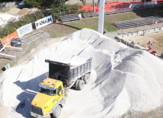 Cibao FC coloca nuevo césped artificial en su estadio