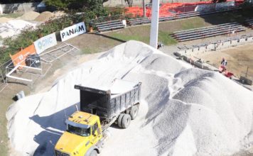 Cibao FC coloca nuevo césped artificial en su estadio