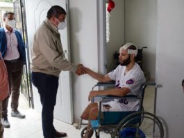 Camacho entrega a deportista ayuda económica enviada por Primera Dama Raquel Arbaje