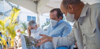 Ministro Paliza entrega desembolso para la construcción de un parque infantil y multiuso en Santiago