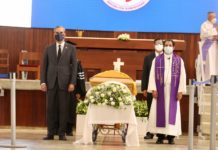 Presidente Abinader asiste a Velatorio Monseñor Agripino Núñez, expresa condolencias a familiares