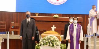 Presidente Abinader asiste a Velatorio Monseñor Agripino Núñez, expresa condolencias a familiares