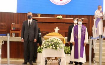 Presidente Abinader asiste a Velatorio Monseñor Agripino Núñez, expresa condolencias a familiares