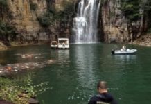 Impactante derrumbe de un barranco sobre unas lanchas con turistas causa una tragedia en Brasil