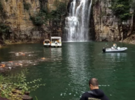 Impactante derrumbe de un barranco sobre unas lanchas con turistas causa una tragedia en Brasil