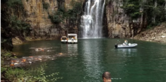 Impactante derrumbe de un barranco sobre unas lanchas con turistas causa una tragedia en Brasil