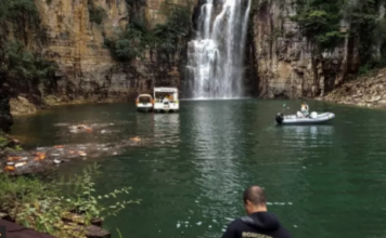 Impactante derrumbe de un barranco sobre unas lanchas con turistas causa una tragedia en Brasil