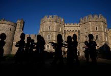 La monarquía y el gobierno del Reino Unido, en crisis simultáneas