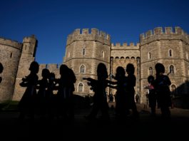 La monarquía y el gobierno del Reino Unido, en crisis simultáneas