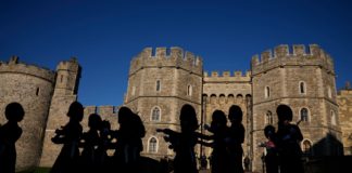 La monarquía y el gobierno del Reino Unido, en crisis simultáneas