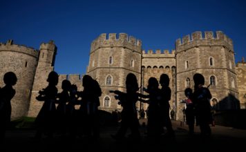 La monarquía y el gobierno del Reino Unido, en crisis simultáneas