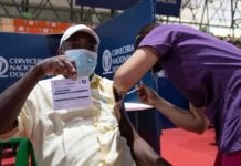 ¿Cuándo debes vacunarte con tu tercera dosis si diste positivo recientemente a COVID-19?