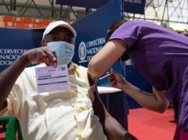 ¿Cuándo debes vacunarte con tu tercera dosis si diste positivo recientemente a COVID-19?