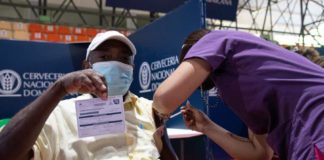 ¿Cuándo debes vacunarte con tu tercera dosis si diste positivo recientemente a COVID-19?