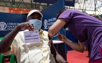 ¿Cuándo debes vacunarte con tu tercera dosis si diste positivo recientemente a COVID-19?