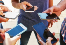 “Nos estamos perdiendo la vida real”: la gente que decide deshacerse de su teléfono inteligente