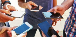 “Nos estamos perdiendo la vida real”: la gente que decide deshacerse de su teléfono inteligente