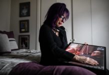 Amazon en la mira por vender un químico que ha sido utilizado en suicidios