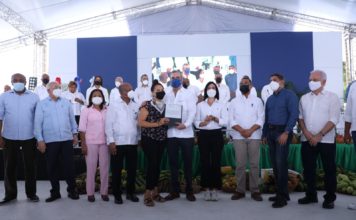 Presidente Abinader entrega 2,832 títulos de propiedad en dos días a familias pobres