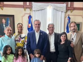 Presidente Abinader recibe visita de la actriz Zoe Saldaña