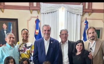 Presidente Abinader recibe visita de la actriz Zoe Saldaña