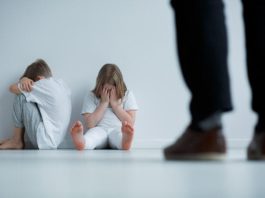 Niños heridos por sobreprotección y maltrato a la vez