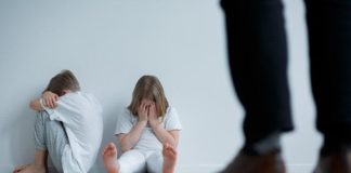 Niños heridos por sobreprotección y maltrato a la vez