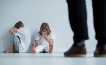 Niños heridos por sobreprotección y maltrato a la vez