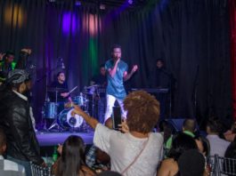 Artista Chrushman deleita con su música en Chao Café Teatro