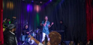 Artista Chrushman deleita con su música en Chao Café Teatro