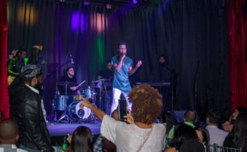Artista Chrushman deleita con su música en Chao Café Teatro