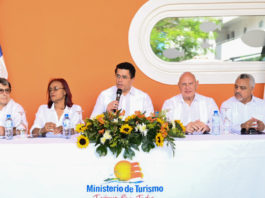 Ministro de Turismo presenta diseño de lo que será el Pueblo de los Pescadores en Las Terrenas
