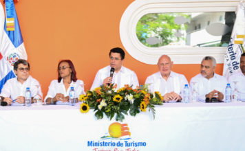 Ministro de Turismo presenta diseño de lo que será el Pueblo de los Pescadores en Las Terrenas