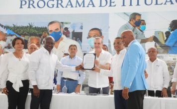 Presidente Abinader entrega más de 600 títulos de propiedad a familias pobres en Boyá