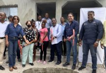 Tony Peña da primer picazo para la reparación de varias viviendas en Barahona