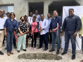 Tony Peña da primer picazo para la reparación de varias viviendas en Barahona