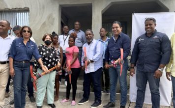 Tony Peña da primer picazo para la reparación de varias viviendas en Barahona