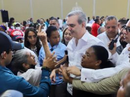 Presidente encabeza entrega de 1,507 títulos de propiedad en Azua
