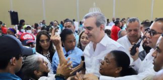 Presidente encabeza entrega de 1,507 títulos de propiedad en Azua